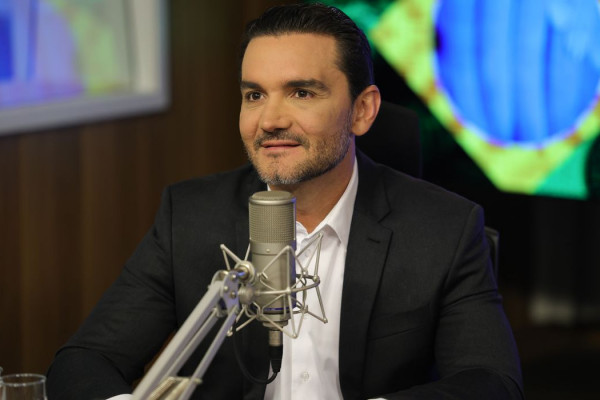 União Brasil decide expulsar ministro Celso Sabino da legenda