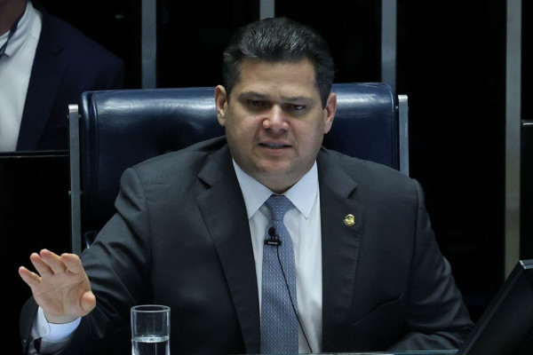 Alcolumbre quer pautar projeto da dosimetria assim que sair da Câmara