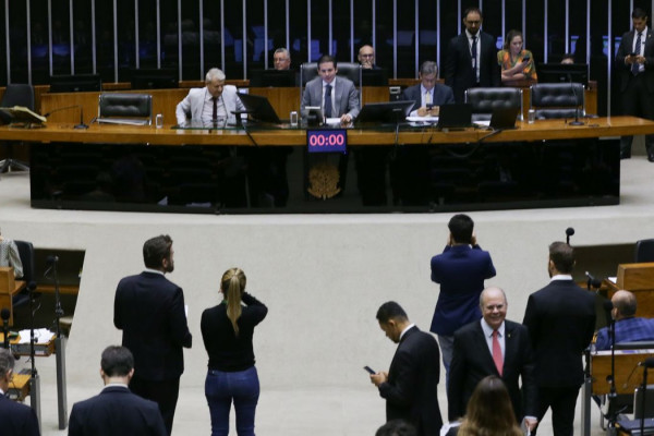 Câmara pode votar hoje projeto com novas regras para devedor contumaz 