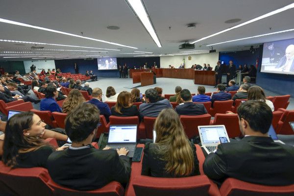 Moraes nega incluir ministro Fux em julgamento do núcleo 2