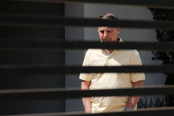 Defesa pede autorização para Bolsonaro deixar prisão e fazer cirurgia