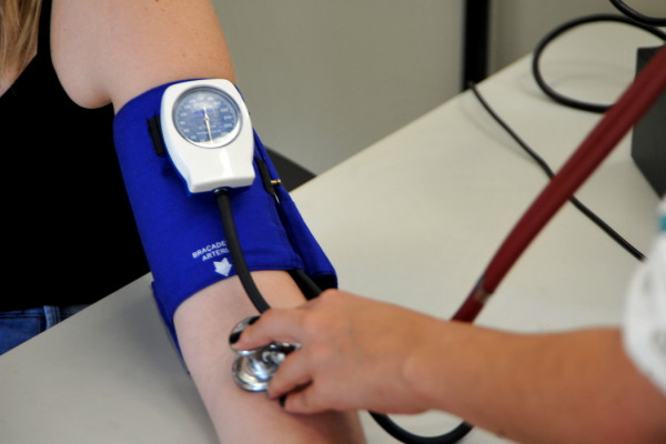 Médicos alertam para riscos de prescrição de testosterona para mulher