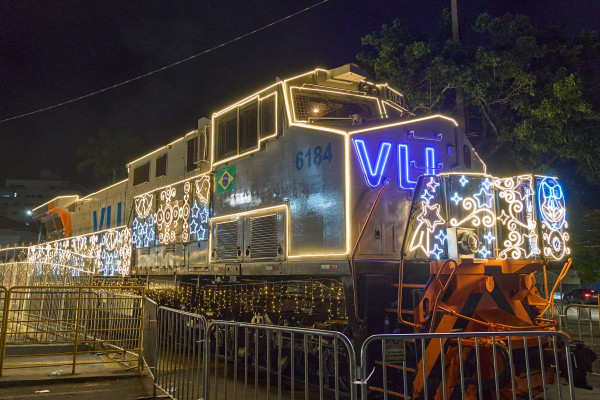 A locomotiva iluminada da VLI leva Papai Noel e programa&ccedil;&atilde;o art&iacute;stica a comunidades pr&oacute;ximas &agrave; ferrovia