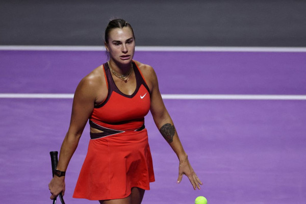 Sabalenka diz não ser justo que mulheres enfrentem atletas trans