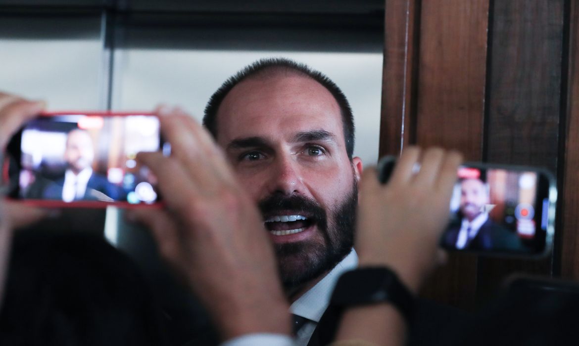 Motta notifica Eduardo Bolsonaro sobre processo de perda do mandato