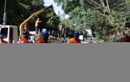 Há dois dias sem luz, moradores de São Paulo se adaptam e protestam