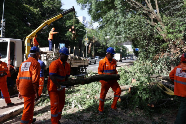 Há dois dias sem luz, moradores de São Paulo se adaptam e protestam
