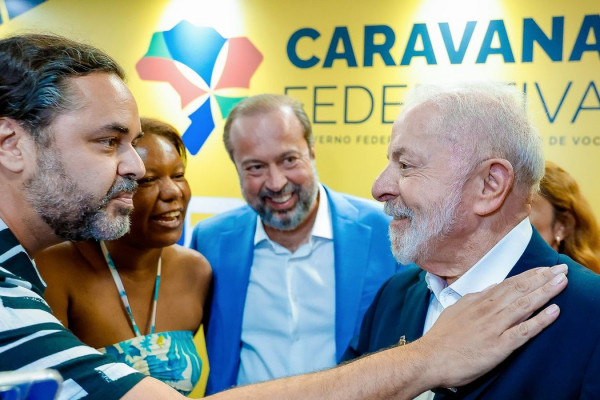 Estado tem que chegar aos mais pobres, diz Lula em evento em MG