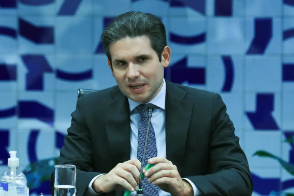 Motta alega questão de segurança para expulsar jornalistas de plenário