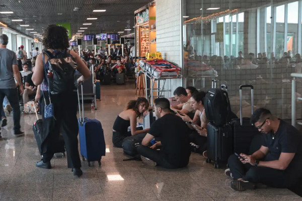 Passageiros de Congonhas relatam cansaço e falta de suporte de aéreas