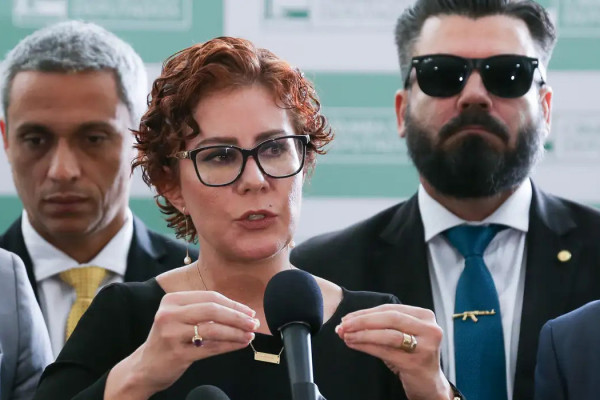 Zambelli deve ficar presa em Brasília se for extraditada pela Itália