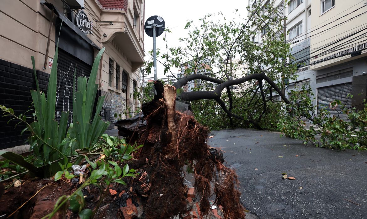 Em Embu-Guaçu, em SP, apagão deixa 61% dos moradores sem luz