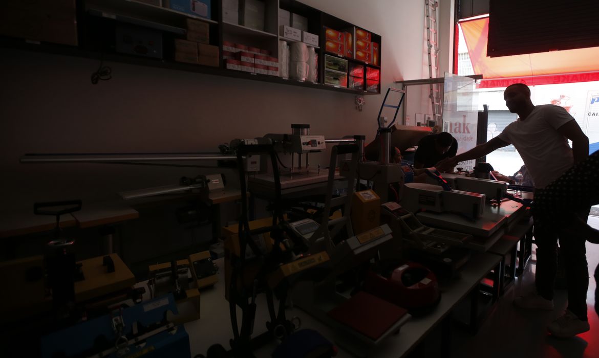 Quatro dias após ventania, SP tem mais de 60 mil clientes sem luz