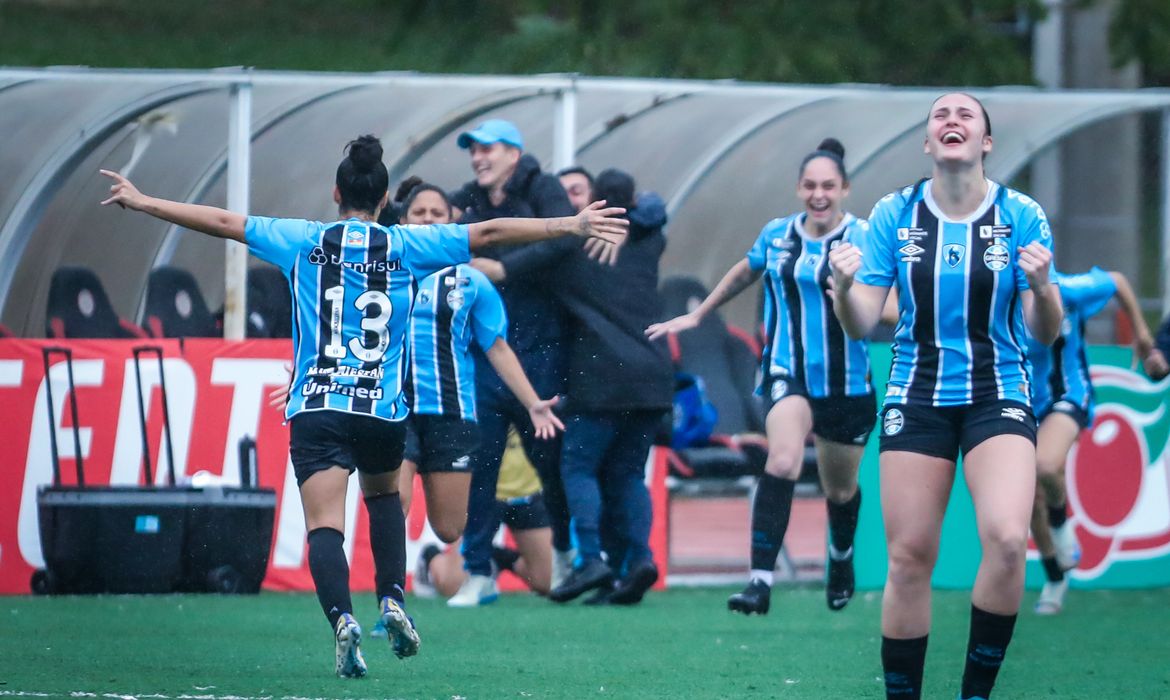 Com emoção, Grêmio e Flamengo avançam à final da Copinha Feminina