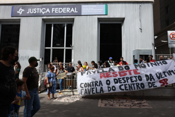 Moradores da Favela do Moinho protestam contra demolições e despejos