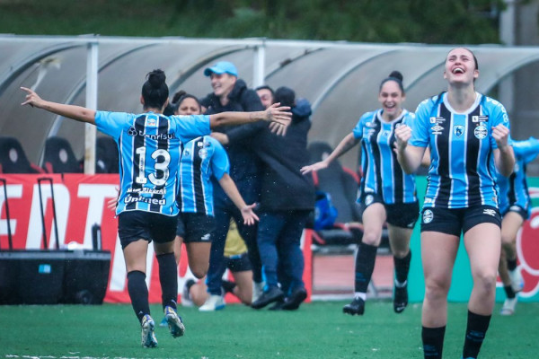 Com emoção, Grêmio e Flamengo avançam à final da Copinha Feminina