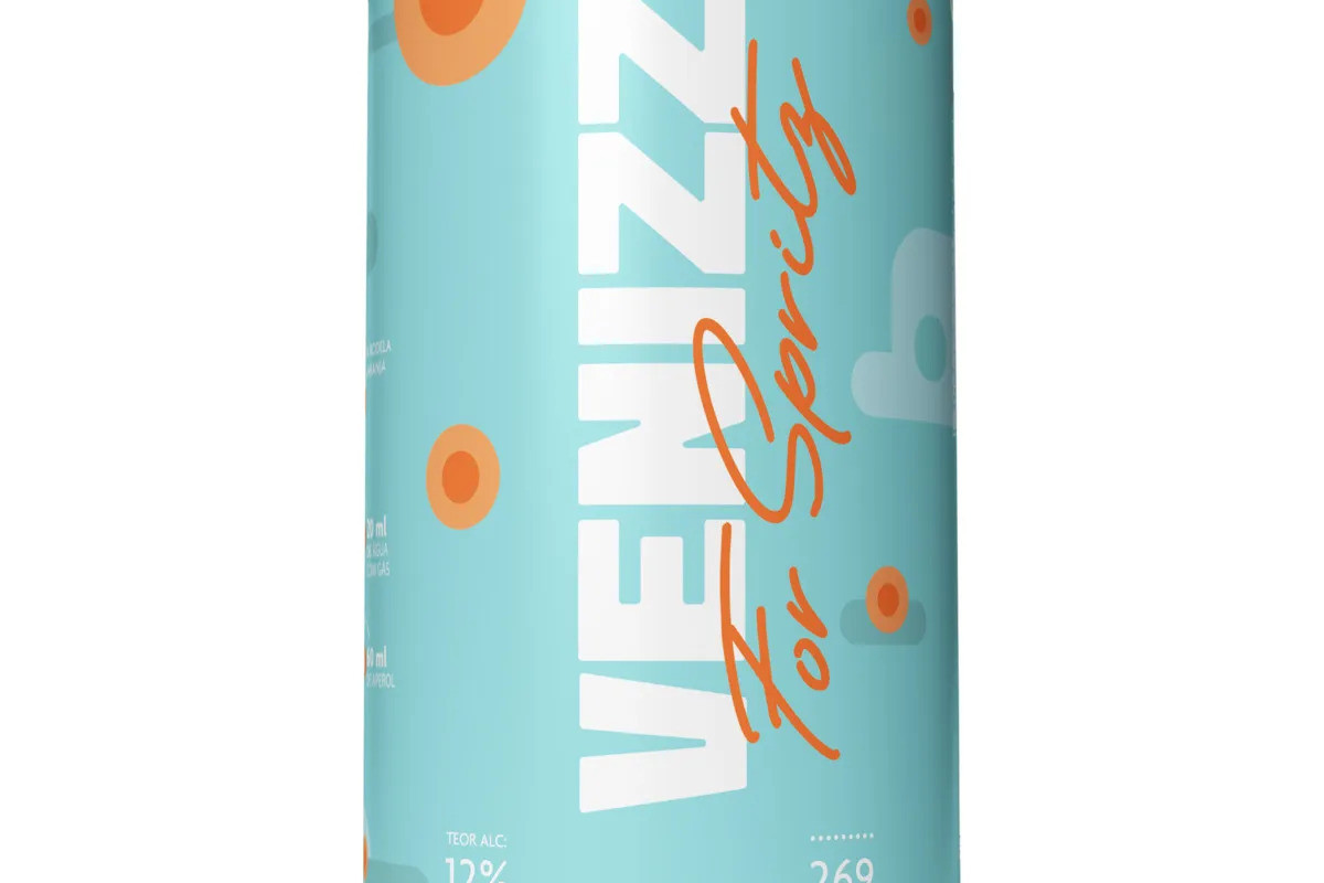 A Aperol aposta em praticidade e experimenta&ccedil;&atilde;o com o lan&ccedil;amento do Venizz for Spritz, espumante enlatado desenvolvido especialmente para o mercado brasileiro. Produzida na Serra Ga&uacute;cha pelo m&eacute;todo Charmat, a bebida leva um blend de uvas Malvasia, Riesling e Prosecco, tem 12% de teor alco&oacute;lico e chega em lata de 269 ml, que rende at&eacute; quatro ta&ccedil;as de Spritz. A proposta da bebida &eacute; tornar o consumo mais acess&iacute;vel e alinhado aos momentos informais das festas de fim de ano.