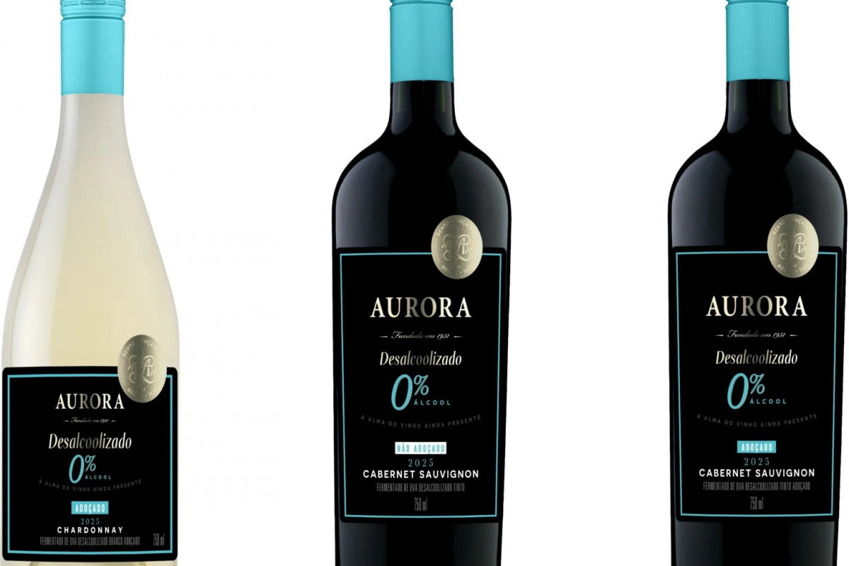 A Vin&iacute;cola Aurora amplia seu portf&oacute;lio ao lan&ccedil;ar tr&ecirc;s r&oacute;tulos desalcoolizados, alinhados &agrave;s novas prefer&ecirc;ncias de consumo. As novidades incluem dois tintos Cabernet Sauvignon, nas vers&otilde;es ado&ccedil;ado e n&atilde;o ado&ccedil;ado, e um branco Chardonnay, desenvolvidos com tecnologia pr&oacute;pria de desalcooliza&ccedil;&atilde;o. Apresentados na Expoagas, os produtos j&aacute; est&atilde;o dispon&iacute;veis nos principais pontos de venda e no e-commerce da marca, com foco em oferecer alternativas para quem busca brindar nas festas sem &aacute;lcool.