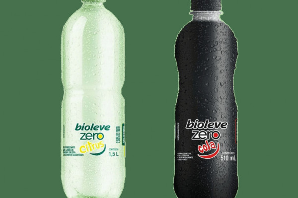 A Bioleve amplia sua linha de refrigerantes zero a&ccedil;&uacute;car com os lan&ccedil;amentos dos sabores Citrus e Cola, desenvolvidos &agrave; base de &aacute;gua mineral gaseificada. As novidades combinam refresc&acirc;ncia e perfil mais leve, al&eacute;m de trazer vitaminas do complexo B (B3, B6 e B12). Dispon&iacute;veis em embalagens de 510 ml e 1,5 litro, as vers&otilde;es atendem tanto quem busca uma alternativa ao refrigerante tradicional quanto quem prefere bebidas sem calorias para acompanhar as refei&ccedil;&otilde;es e celebra&ccedil;&otilde;es de fim de ano.