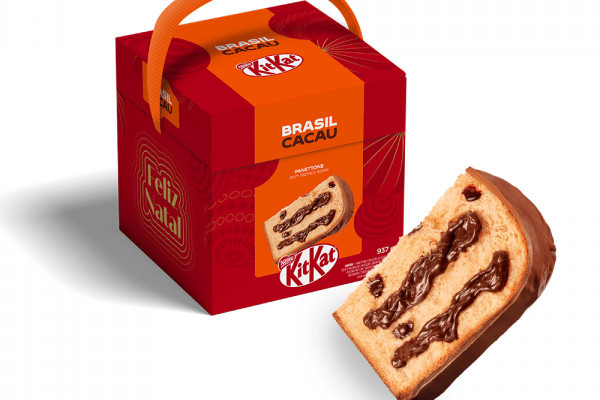 A Brasil Cacau e a Nestl&eacute; celebram o Natal 2025 com o lan&ccedil;amento dos Panettones KitKat e Alpino, que apostam em indulg&ecirc;ncia e presenteabilidade. O Panettone KitKat chega recheado e acompanhado de unidades Pick&Mix para personaliza&ccedil;&atilde;o, enquanto o Panettone Alpino se destaca pela cobertura integral, maior quantidade de recheio e embalagem especial. As novidades refor&ccedil;am o apelo de experi&ecirc;ncia e sofistica&ccedil;&atilde;o nas sobremesas t&iacute;picas das festas de fim de ano. - Divulga&ccedil;&atilde;o