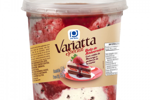A Perfetto Sorvetes aposta na criatividade ao transformar o bolo de aniversário em sorvete com o lançamento do Variatta Bolo de Aniversário. A novidade combina massa de chocolate branco, calda de morango e pedaços de brownie, em embalagem de 1,8 litro, pensada para diferentes momentos de celebração. O produto chega como opção de sobremesa para as festas de fim de ano e outras comemorações. - Divulgação