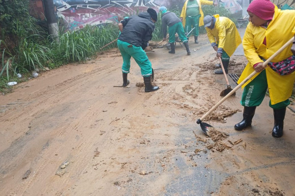 Temporal faz Petrópolis emitir alerta extremo e fechar escolas e lojas