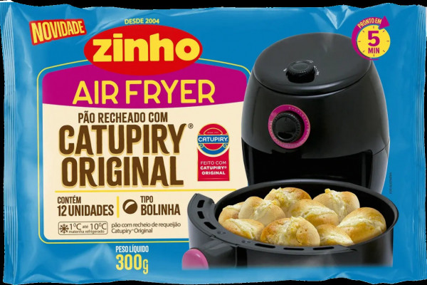 A Zinho amplia sua presen&ccedil;a nas refei&ccedil;&otilde;es do dia a dia com o lan&ccedil;amento da linha Air Fryer, composta por p&atilde;es recheados desenvolvidos para preparo r&aacute;pido e pr&aacute;tico. A novidade marca o reposicionamento da marca al&eacute;m do tradicional p&atilde;o de alho e aposta em op&ccedil;&otilde;es como p&atilde;o de catupiry, p&atilde;o de alho com queijo, p&atilde;o de alho picante e p&atilde;o de calabresa, voltadas a diferentes momentos de consumo &mdash; do caf&eacute; da manh&atilde; aos encontros informais das festas de fim de ano.