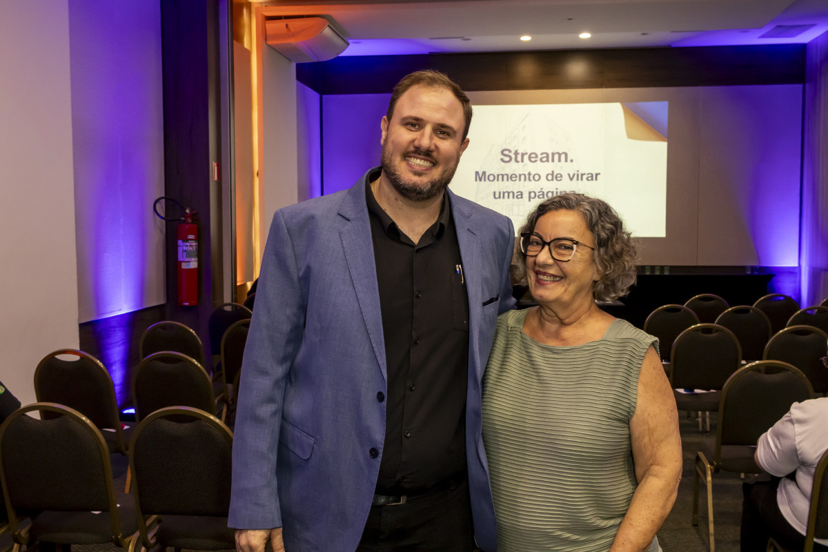 F&aacute;bio Rocha, gerente geral, e Ana Hilayali Sarantopoulos, diretora do Stream Hot&eacute;is, durante apresenta&ccedil;&atilde;o do novo posicionamento da marca, que marca um novo ciclo do complexo ap&oacute;s 55 anos de hist&oacute;ria