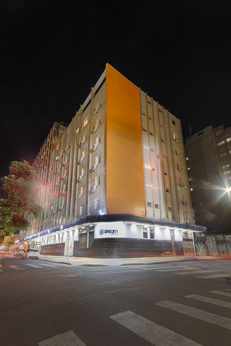 Iluminada e reestilizada, a fachada principal do Stream Hot&eacute;is traduz o novo posicionamento da marca, que combina moderniza&ccedil;&atilde;o visual, acolhimento e a preserva&ccedil;&atilde;o de um dos endere&ccedil;os mais tradicionais do Centro de Ribeir&atilde;o Preto.