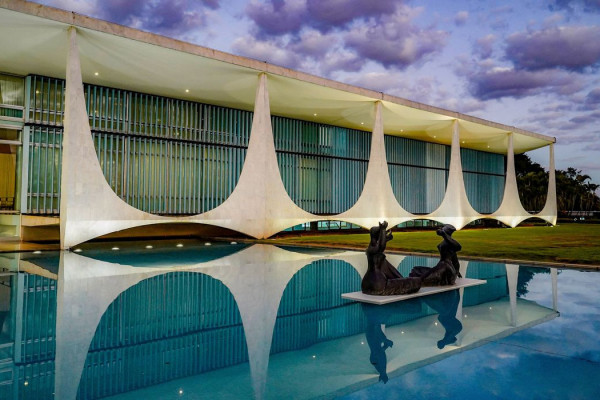 PF acha documentos no Alvorada e pede para interrogar Bolsonaro