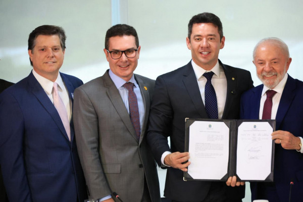 Ato de assinatura de liberação de recursos para Ribeirão Preto 