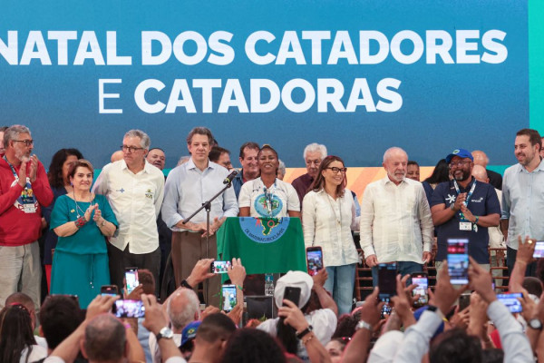 Catadores devem ser aplaudidos como agentes ambientais, diz Boulos