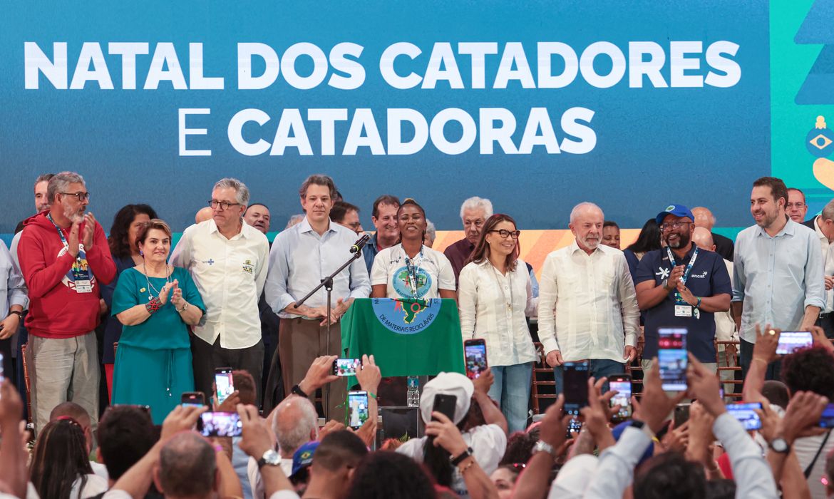 Catadores devem ser aplaudidos como agentes ambientais, diz Boulos