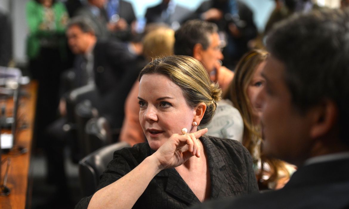 Gleise culpa Selic pela dívida pública e não as despesas do governo