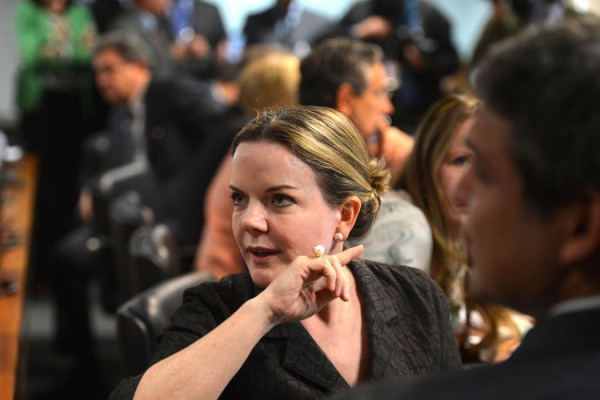 Gleise culpa Selic pela dívida pública e não as despesas do governo