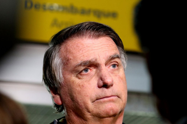 Bolsonaro deve ser internado amanhã para realizar cirurgia 
