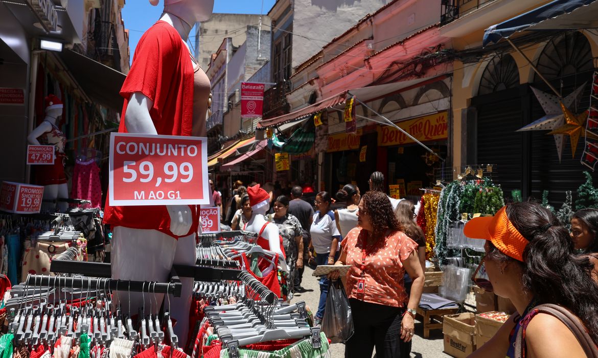 Comércio popular do Rio tem movimentação intensa às vésperas do Natal