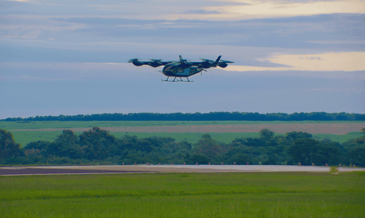Eve, da Embraer, faz primeiro voo do protótipo de "carro voador" 