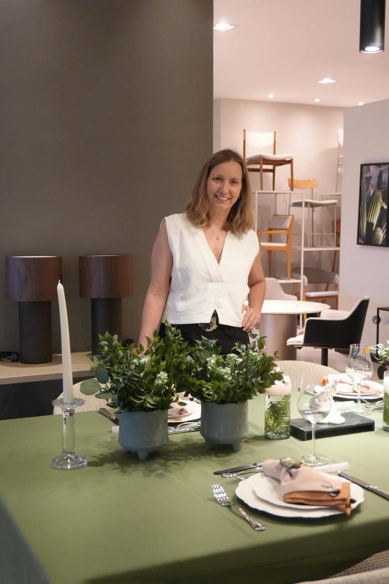 Cris Maluf destaca os verdes, as louças brancas e guardanapos em tons neutros, reforçando a sensação de harmonia e simbolismo da data 