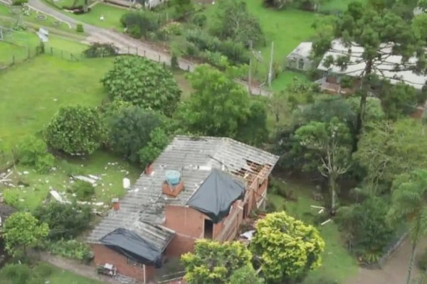 Tornado destelha escola e residências no Rio Grande do Sul