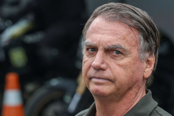 Bolsonaro passou por nova cirurgia para tratar soluço, diz Michelle 