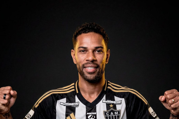 Atlético-MG anuncia o lateral-esquerdo Renan Lodi