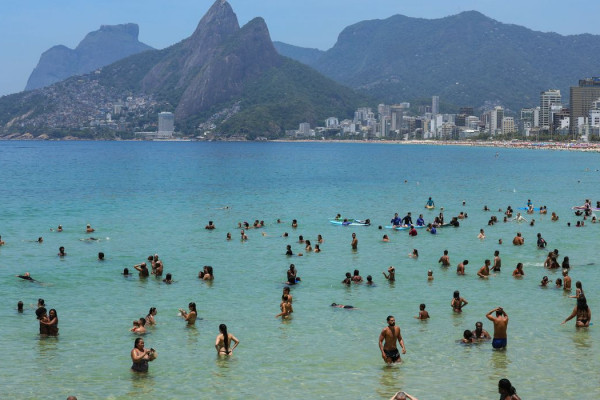 Corpo de piloto do avião que caiu em Copacabana é resgatado