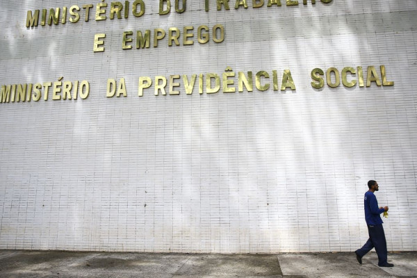 Brasil cria 85,8 mil vagas de trabalho em novembro
