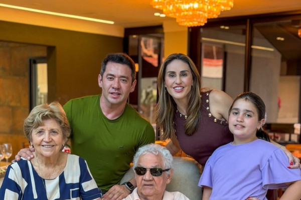  Ricardo Silva, com a esposa Carol, e filha e os pais