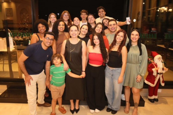 Grace Kelly Cano, da Focco Assessoria, com sua equipe e familiares - Divulgação