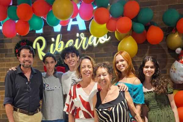 Heloisa Pedrosa com sua mãe e filhos, e Julio Camargo e filhos - Divulgação