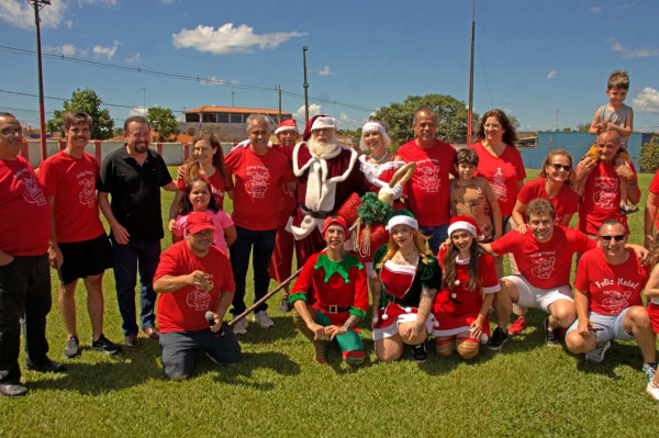 Prefeito Itamar Bueno ao centro com sua equipe de secretários e vereadores - Divulgação