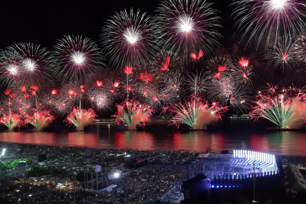 Bombeiros aprovam vistoria de balsas para fogos em Copacabana