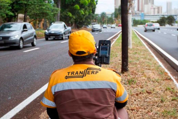 Agente da MP Mobi durante fiscalização com radar móvel em Ribeirão